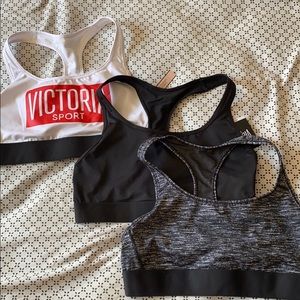 3 VICTORIA’s SECREt SPORTS BRAS